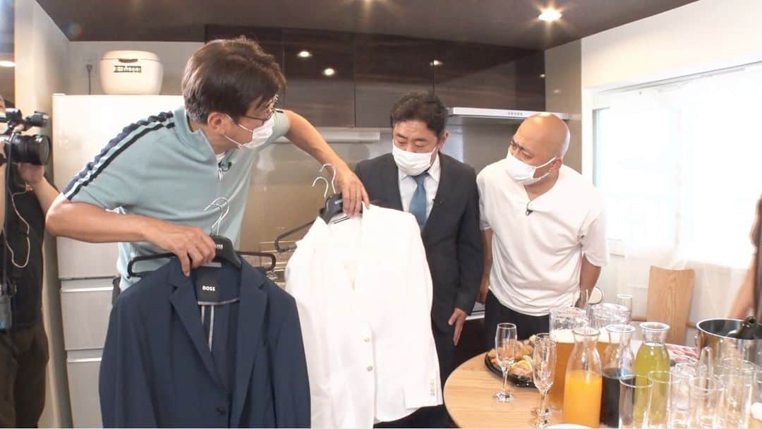 石橋貴明さんのインスタグラム写真 - (石橋貴明Instagram)「費用総額326万円！ 家賃5万のボロアパートから高級マンションへ！ 全編オールロケの「いきなりお引越し」番組 明日22:59までABEMAで無料放送中！  タカさんからプレゼントされた HUGO BOSSのスーツを着てのりのりまさのりな長谷川さん 契約更新のタイミングでまた伺います(笑)  石橋貴明プレミアム第15弾  タカさんマークのいきなり引越センター ーーーキャストーーー ■ホスト #石橋貴明  ■引越し #長谷川雅紀 #渡辺隆 ( #錦鯉 ) ■進行 #柴田英嗣（#アンタッチャブル） ■ゲスト#土田晃之 #森泉 ■お祝い芸人 #アキラ100% #AMEMIYA #コウメ太夫  #ハリウッドザコシショウ #やす子」6月18日 12時28分 - takaakiishibashi_official