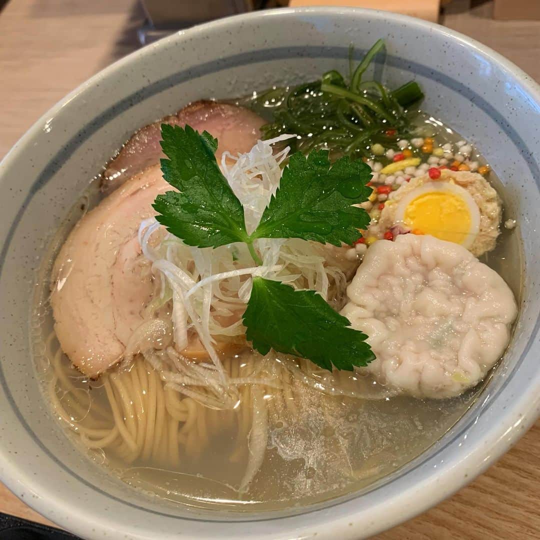 渡邉ひかるさんのインスタグラム写真 - (渡邉ひかるInstagram)「特上貝塩グードル　@高田馬場　 1000円 (プレオープン価格)  高田馬場早稲田口から徒歩5分。 なんと今回はこれからオープンする新店さん！ インスタフォロワー限定の プレオープンということでお邪魔して来ました！  メニューは〈醤油ラーメン、塩ラーメン、背脂醤油ラーメン(煮干)、鶏白湯ラーメン〉  プレオープン価格で全種類スタンダード500円‼︎ 特製1000円‼︎ (プレオープン限定ステッカー、低温豚チャーシュー、燻製鶏チャーシュー、つみれ玉子、丸餃子付) 定価はスタンダード900円、特製1250円。  ということで、最近醤油ラーメンを頼みがちなので気分を変えて、ここは塩ラーメン特製を。  到着するなり数分で着丼。 スープが…綺麗！澄んでる透明感！  一口啜ると思っているよりも濃い。 味が濃いのではなく旨味の凝縮の密度がギュギュっと詰まってる感じ！  アサリ、はまぐり、しじみと入っている貝類がどれもが1番に主張ではなく 全てバランス良く纏まっています。  他のラーメンはメンマですが 塩ラーメンは細切めかぶになっているのも スープに凝縮されている 魚貝、昆布などにマッチして相性◎  お腹の空いた時の一杯でも良し お酒を飲んだ帰りにもオススメの一杯。  グランドオープンは【2022年6月23日】になります。 皆様ぜひ！  🍜住所 東京都新宿区高田馬場4-13-13  ⏰営業時間 11:00〜21:00  💤定休日 日曜日  #ラーメン #ramen #ラーメン大好き　#ラーメン大好き渡邉さん　#麺スタグラム　#ラーメン女子　#麺活　#塩ラーメン　#塩ぐーどる #goodle #高田馬場ラーメン」6月18日 12時49分 - ramenwatanabe0215