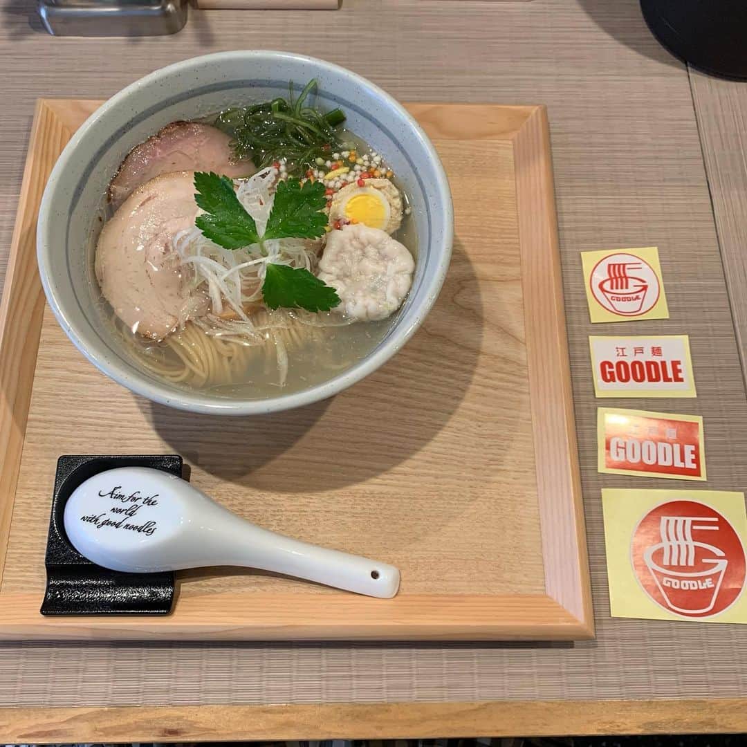 渡邉ひかるさんのインスタグラム写真 - (渡邉ひかるInstagram)「特上貝塩グードル　@高田馬場　 1000円 (プレオープン価格)  高田馬場早稲田口から徒歩5分。 なんと今回はこれからオープンする新店さん！ インスタフォロワー限定の プレオープンということでお邪魔して来ました！  メニューは〈醤油ラーメン、塩ラーメン、背脂醤油ラーメン(煮干)、鶏白湯ラーメン〉  プレオープン価格で全種類スタンダード500円‼︎ 特製1000円‼︎ (プレオープン限定ステッカー、低温豚チャーシュー、燻製鶏チャーシュー、つみれ玉子、丸餃子付) 定価はスタンダード900円、特製1250円。  ということで、最近醤油ラーメンを頼みがちなので気分を変えて、ここは塩ラーメン特製を。  到着するなり数分で着丼。 スープが…綺麗！澄んでる透明感！  一口啜ると思っているよりも濃い。 味が濃いのではなく旨味の凝縮の密度がギュギュっと詰まってる感じ！  アサリ、はまぐり、しじみと入っている貝類がどれもが1番に主張ではなく 全てバランス良く纏まっています。  他のラーメンはメンマですが 塩ラーメンは細切めかぶになっているのも スープに凝縮されている 魚貝、昆布などにマッチして相性◎  お腹の空いた時の一杯でも良し お酒を飲んだ帰りにもオススメの一杯。  グランドオープンは【2022年6月23日】になります。 皆様ぜひ！  🍜住所 東京都新宿区高田馬場4-13-13  ⏰営業時間 11:00〜21:00  💤定休日 日曜日  #ラーメン #ramen #ラーメン大好き　#ラーメン大好き渡邉さん　#麺スタグラム　#ラーメン女子　#麺活　#塩ラーメン　#塩ぐーどる #goodle #高田馬場ラーメン」6月18日 12時49分 - ramenwatanabe0215