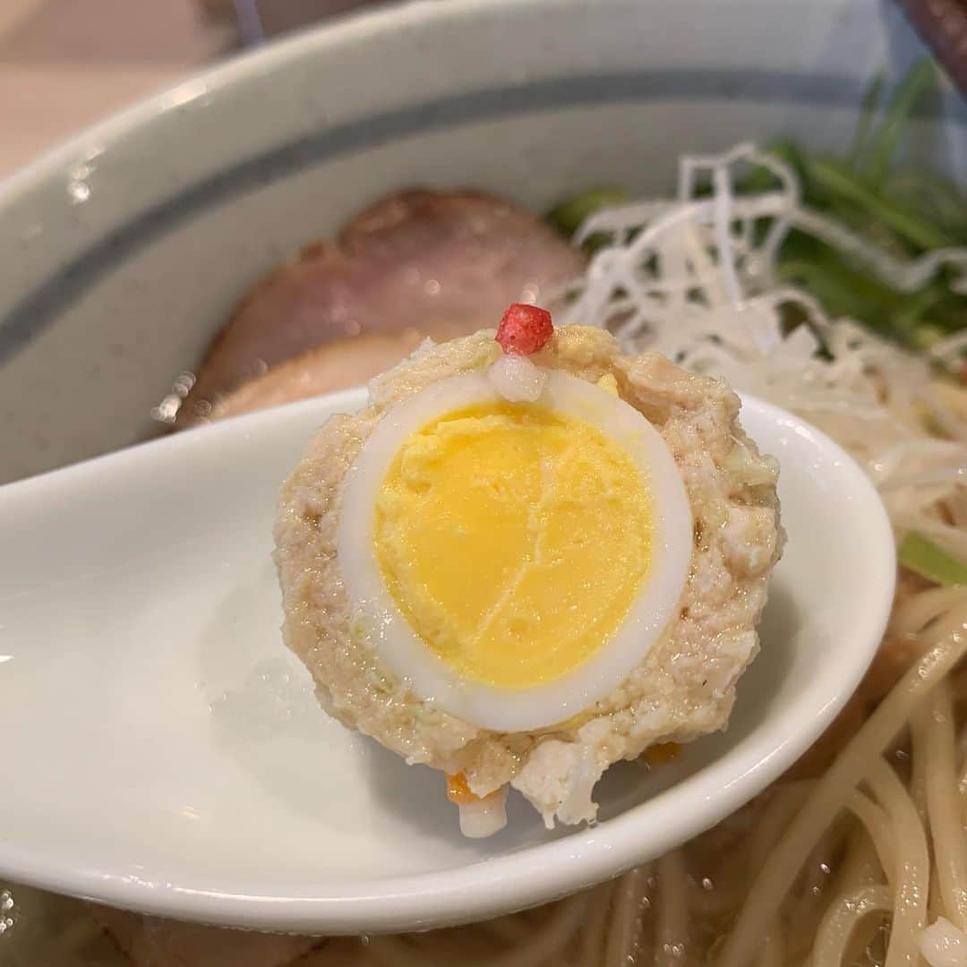渡邉ひかるさんのインスタグラム写真 - (渡邉ひかるInstagram)「特上貝塩グードル　@高田馬場　 1000円 (プレオープン価格)  高田馬場早稲田口から徒歩5分。 なんと今回はこれからオープンする新店さん！ インスタフォロワー限定の プレオープンということでお邪魔して来ました！  メニューは〈醤油ラーメン、塩ラーメン、背脂醤油ラーメン(煮干)、鶏白湯ラーメン〉  プレオープン価格で全種類スタンダード500円‼︎ 特製1000円‼︎ (プレオープン限定ステッカー、低温豚チャーシュー、燻製鶏チャーシュー、つみれ玉子、丸餃子付) 定価はスタンダード900円、特製1250円。  ということで、最近醤油ラーメンを頼みがちなので気分を変えて、ここは塩ラーメン特製を。  到着するなり数分で着丼。 スープが…綺麗！澄んでる透明感！  一口啜ると思っているよりも濃い。 味が濃いのではなく旨味の凝縮の密度がギュギュっと詰まってる感じ！  アサリ、はまぐり、しじみと入っている貝類がどれもが1番に主張ではなく 全てバランス良く纏まっています。  他のラーメンはメンマですが 塩ラーメンは細切めかぶになっているのも スープに凝縮されている 魚貝、昆布などにマッチして相性◎  お腹の空いた時の一杯でも良し お酒を飲んだ帰りにもオススメの一杯。  グランドオープンは【2022年6月23日】になります。 皆様ぜひ！  🍜住所 東京都新宿区高田馬場4-13-13  ⏰営業時間 11:00〜21:00  💤定休日 日曜日  #ラーメン #ramen #ラーメン大好き　#ラーメン大好き渡邉さん　#麺スタグラム　#ラーメン女子　#麺活　#塩ラーメン　#塩ぐーどる #goodle #高田馬場ラーメン」6月18日 12時49分 - ramenwatanabe0215