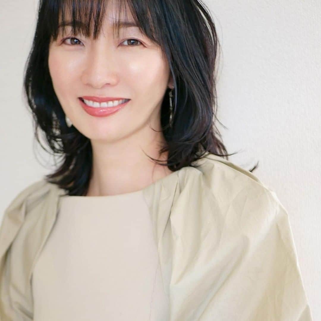 のインスタグラム：「【顔の写真は大事なの？】  もう10年以上ヘアメイクでお世話になっている夏海さん。 @hairmake__kaunaloa   こちらの写真は、夏海さんの美容室にお邪魔して、髪を切ってもらって、ついでに写真も撮ってもらいました。  テレビ朝日のコメンテーターをしてた時に、ヘアメイクさんとして出会ったのがきっかけで、  その後独立起業され、 恵比寿で美容室を経営しているのですが、  今でも女子アナさんや数多くの著名人を担当しているということもあって、  その人のイメージに合ったヘアメイクを引き出すのがめっちゃ上手。  今回3センチくらい髪を切って、少しヘアチェンジをしてもらったのですが、  いつも思った以上にしてくださるだけでなく 明るくて楽しい雰囲気で私のパワースポットな存在で  さらに、いつも、写真が上手なことも嬉しくて。  実は私のTwitterのアイコンも 夏海さんの写真です。  なんとなんと、最近は、ヘアメイクとプロフィール写真のセットでの企業様からのご依頼も多いようで、  採用ホームページとか なんと株主総会の事前メイクまで依頼されるとか。  特に男性経営者の方は、 あまり見え方や、写真写りを気にされない方が多いと思いますが、  ちょっと肌を整え髪を整えて 人前に出たり、プロフィール写真にしたり  ちょっとしたことですが、 お客様を大事にしている思いが ナチュラルにプロフィール写真を通じて伝わるのではないかなぁと思います。  私は取材をいただくたびに、夏海さんに来てもらってるのですが、  今度会社のメンバーも含めて採用ページとかプロフィール写真を撮ってもらうのもいいなぁと思ったりしました。  インスタやLINEでも気軽に予約できるそうなのでご興味ある年齢性別関係なく社長さまはぜひ。  素敵な写真と表情で、暗い世の中を明るくぶっ飛ばし、希望の光になりましょう。  @hairmake__kaunaloa   夏海さん、いつもありがとうございます。  #ヘアメ #ヘアメイク #恵比寿 #美容室経営 #恵比寿美容室 #恵比寿美容室カットが上手い #メイクアップアーティスト #カリスマ美容師 #女性起業家 #男性経営者 #男性経営者美容 #プロフィール写真 #セミロング #セミロングヘア #40代 #40代ヘアスタイル #女子アナメイク #女子アナヘア #社長 #秘書」