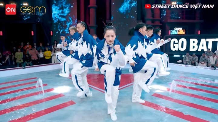 Chi Puのインスタグラム：「Team Chi Pu mang tinh thần original nhất của street dance battle lên sàn đấu. Cạnh tranh - Đối kháng - Tấn công với thái độ respect đối thủ. Chi rất tự hào về các bạn, anh em Phanh Cóc ơiiii 🫶🏻 Cảm ơn producer Hino, nhạc quá hay !! 🫰🏻  #StreetDanceVietnam #TeamChiPu」