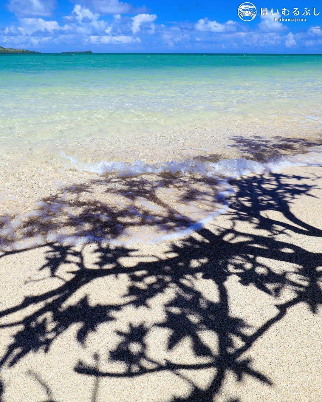 HAIMURUBUSHI はいむるぶしさんのインスタグラム写真 - (HAIMURUBUSHI はいむるぶしInstagram)「小浜島・はいむるぶしから癒しの風景をお届けします。 夏の陽射しが戻って来た八重山諸島。 燦々と降り注ぐティダ(太陽)の恵みに、海と島がより一層美しく煌めいています。 #沖縄 #八重山諸島 #夏 #砂浜 #ビーチ #波 #日差し #小浜島 #リゾート #ホテル #はいむるぶし  #japan #okinawa #yaeyama #island #summer #holiday #beach #sea #wave #kohamajima #resort #hotel #haimurubushi」6月18日 13時49分 - haimurubushi_resorts