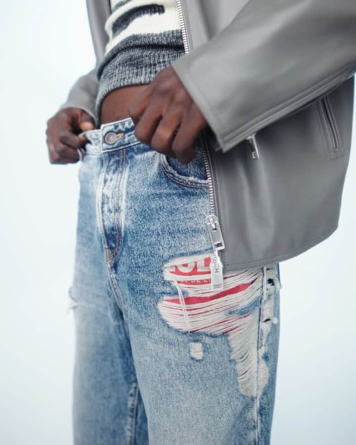 ディーゼルのインスタグラム：「Disruptive, sexy, fluid and fun, the #DieselFW22 collection’s denim and ready-to-wear is now available in store and on diesel.com.  Discover it through the link in bio.   #DieselFW22」