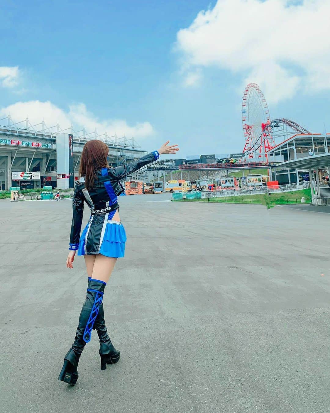 のインスタグラム：「土曜はSF予選お疲れ様でした！！  SUGOでは二日ともイベント広場のKCMGブースにいます！ 沢山のお客様にお越し頂き本日もありがとうございました😊  明日も応援を宜しくお願い致します🤲  鈴鹿の時の写真😎  #superformula #sformula #SFormula #KCMG #carrozzeria #カロッツェリアサポートガール #羽瀬萌　#はせめぐ #撮影会 #コスチューム撮影会　#撮影会モデル  #撮影会イベント  #撮影 #モデル　#model #高身長　#高身長女子　#ヘアメイク　#美容　＃レースクイーン　#ラウンドガール #japanese #japanesegirl #ビジョビ #後ろ姿　#後ろ姿シリーズ」
