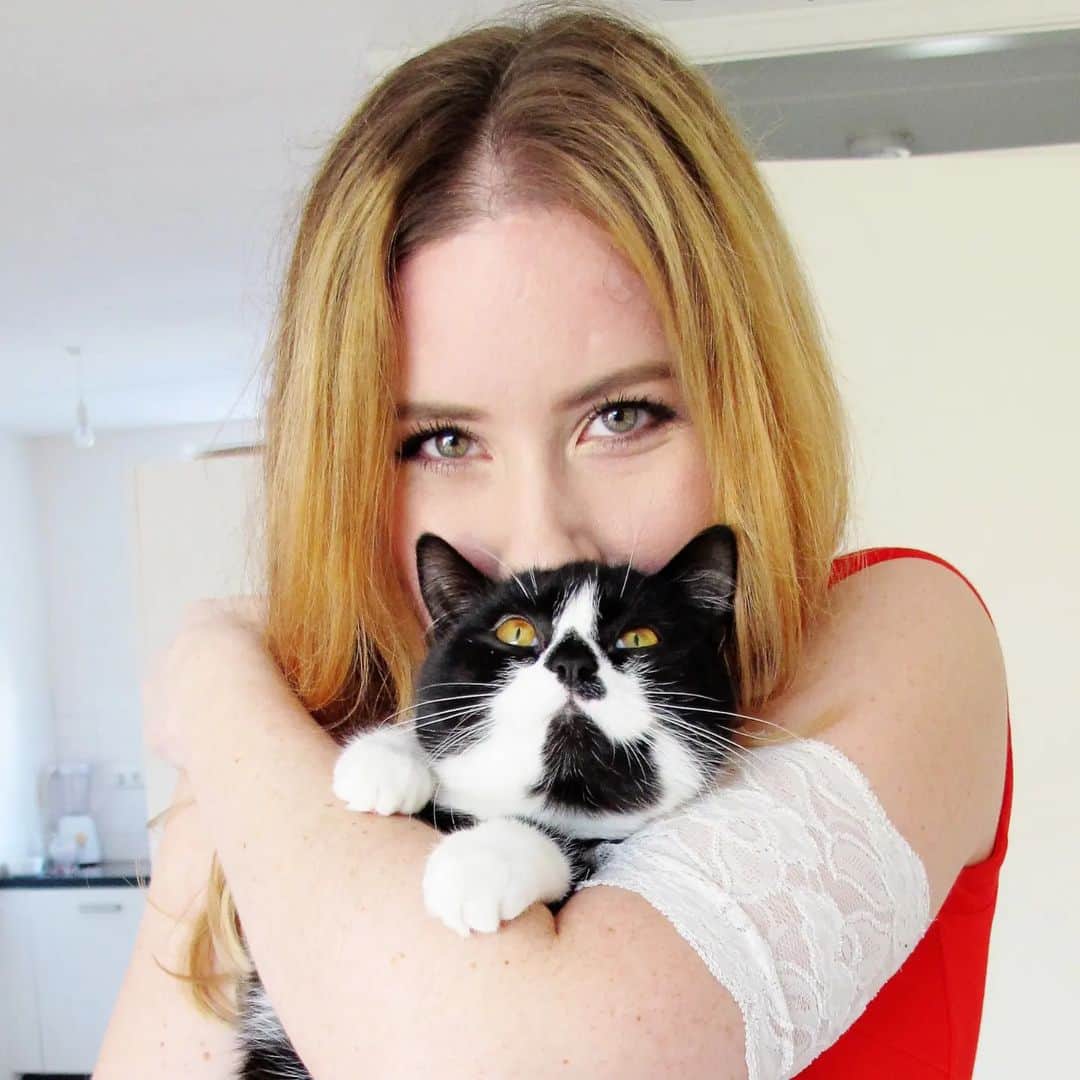 Zoe & Izzyさんのインスタグラム写真 - (Zoe & IzzyInstagram)「Forever in my heart, my sweet Zoë. The Queen of Hearts. She came into my life at a time in my life where I needed her most. Being chronically ill and stuck at home all day for years, she and her sister were literally my furry medicine. Cautious, yet incurably curious and incredibly mischievous, there was never a dull day with her around. She was forever falling in the bathtub, doing random wall-jumps and bitchslapping unfortunate plants. Always upside down, always cracking us up, always trying to eat plastic. You couldn’t sit under a blanket without her snuggling up under your knees, or wake up without having your feet attacked. She gave me a purpose in life at a time when I could not physically pursue much else and so saved my sanity. The urge to capture her and her sister's cuteness made me discover my love for photography and because of the heart on her chest she catapulted my hobby into something more. She forever changed the course of lives and I will never forget her. Zoë, I miss you so very much. 🖤」6月19日 0時29分 - izzyandthefluff