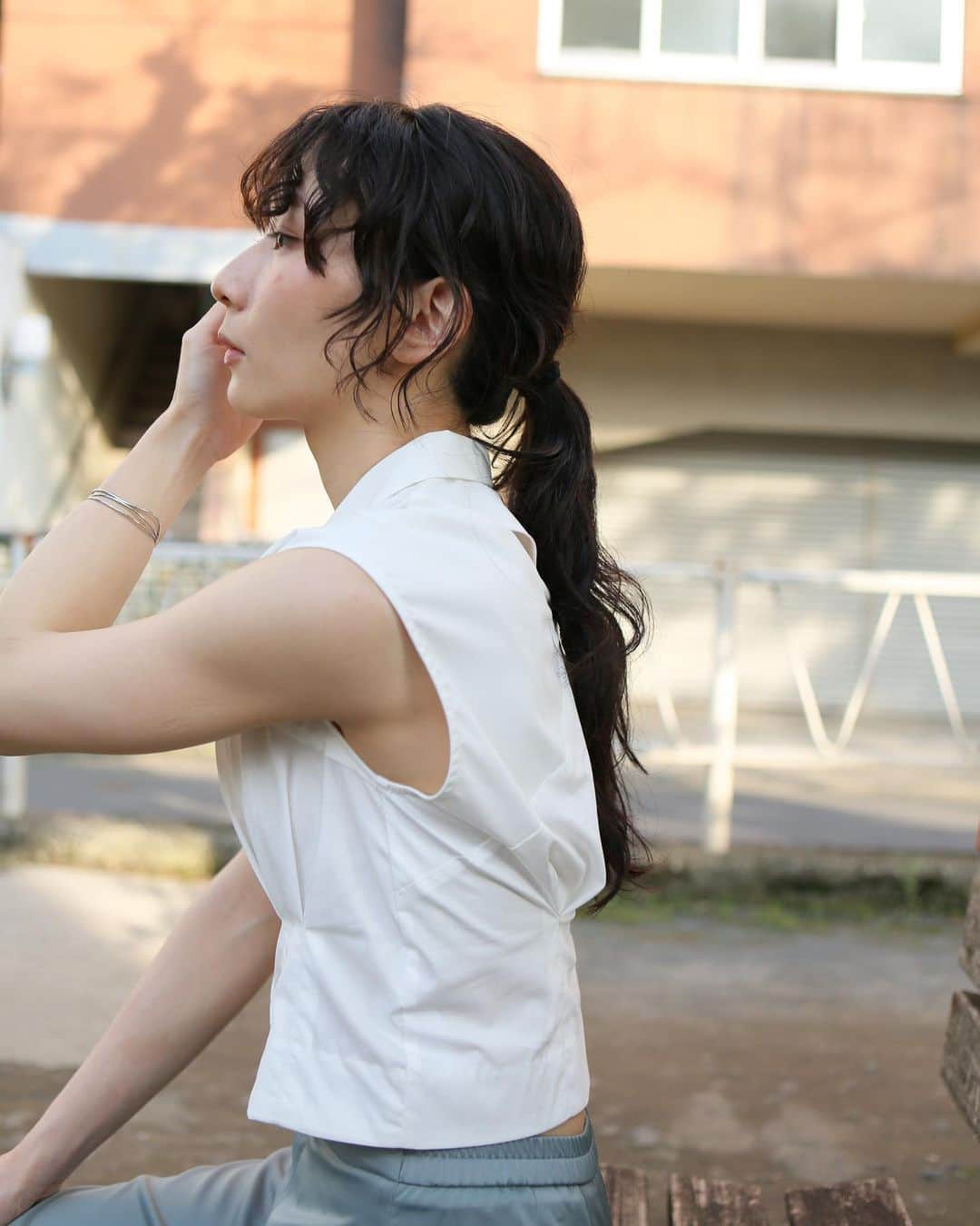 竹澤汀のインスタグラム：「31歳になりました。いつも暖かく見守ってくださりありがとうございます。  歳を重ねるごとに実感も自覚もなくなっていき、ゾクゾクしてます。バグがずっとなおらない感じです。今って何年ですか？笑　ま、何年でもいっか！  恥ずかしながらやっと、少しだけ生きることがわかってきた気がする。 なるべく歌の近くで、これからも、生きていけたらと思います。  これからもよろしくお願いします。」