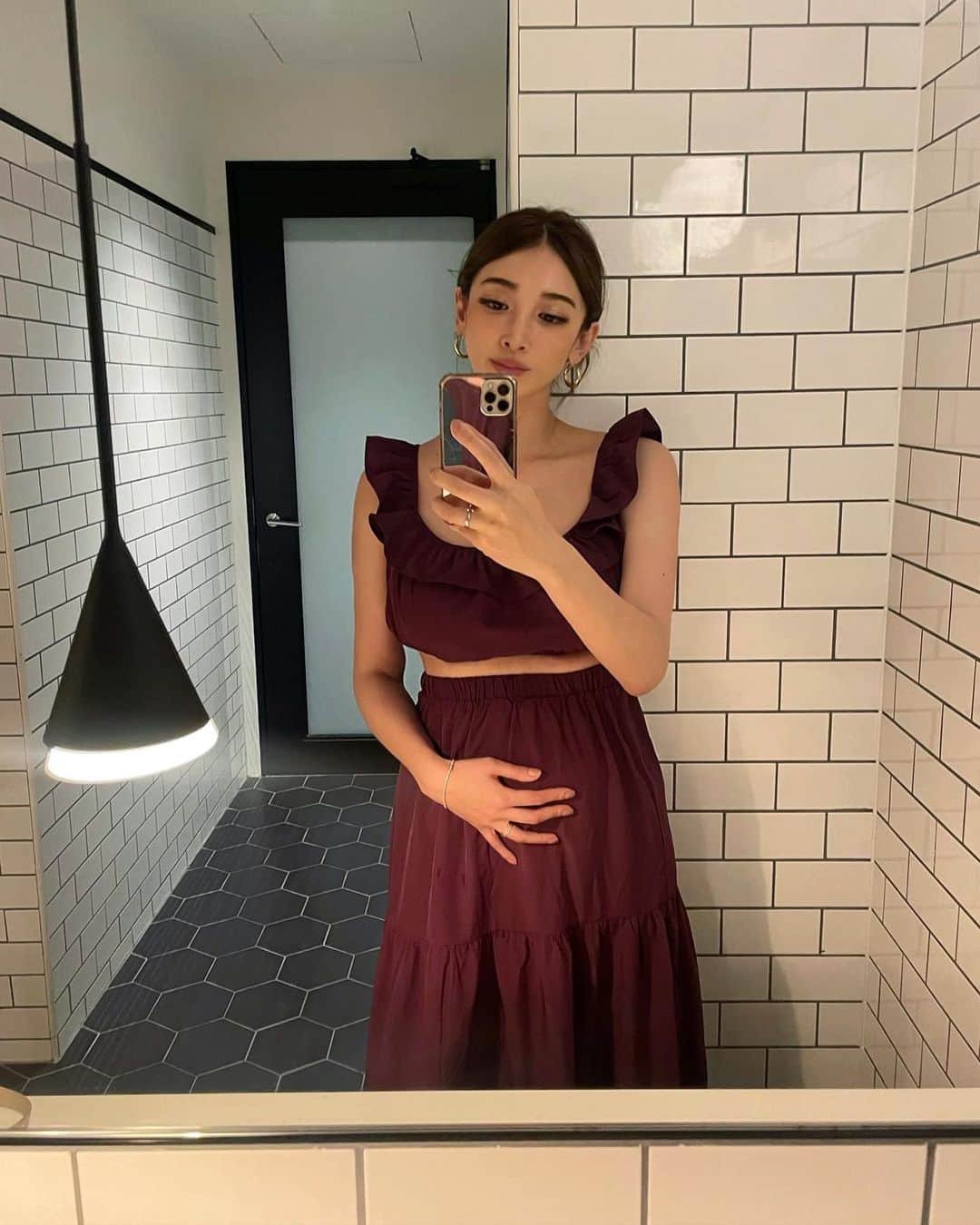 里海のインスタグラム：「マタニティ🤰🏻のファッションも ようやく 楽しめるようなってきました😅 もうあと100日でベイビーがくるのが 信じられません🥹🥹  ベイビーグッズや ファッションのタグはストーリーに 載せておきますね😙  #マタニティコーデ #マタニティ」