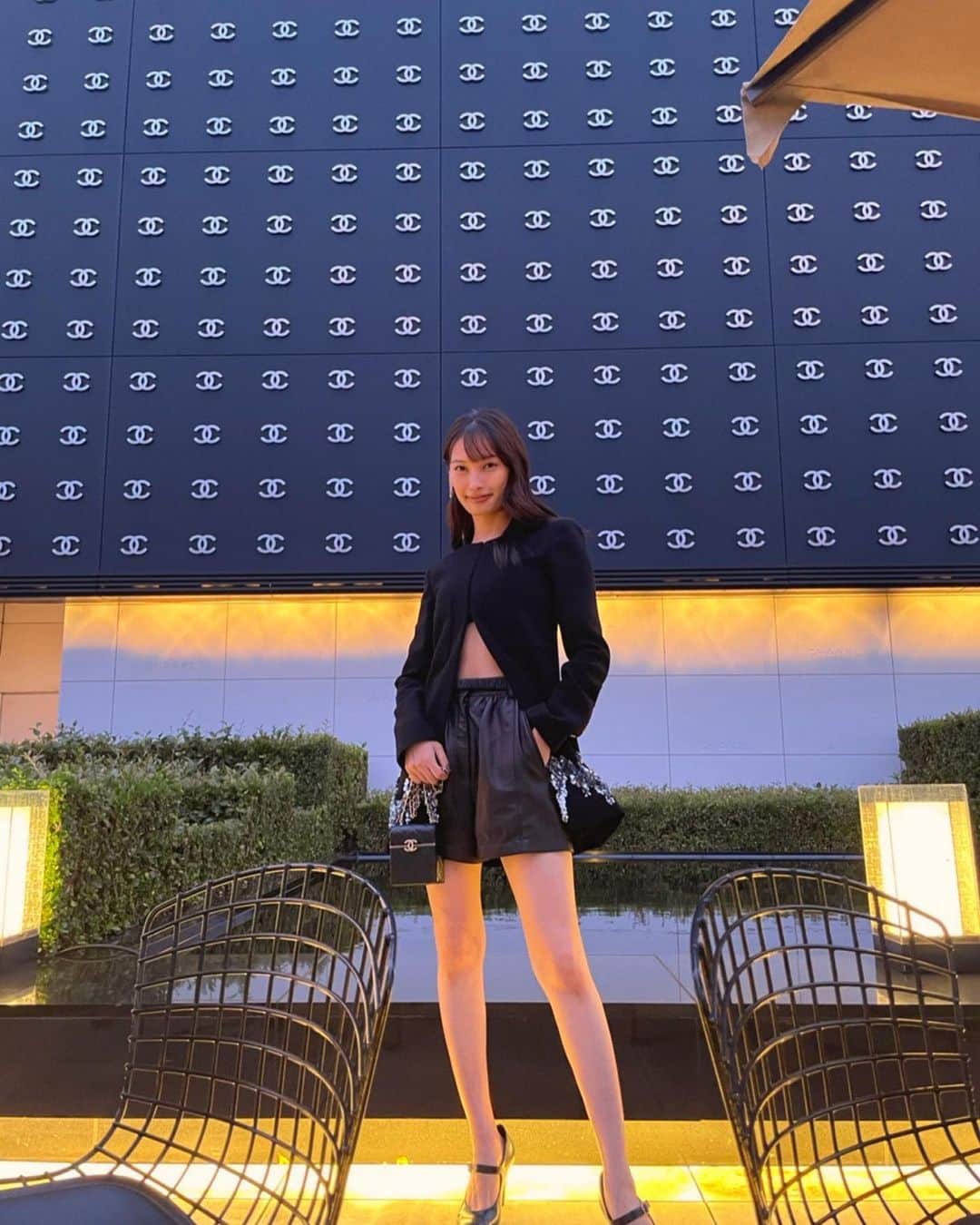 大政絢のインスタグラム：「ガブリエル・シャネル展 FASHION MANIFESTE DE MODE  🖤🖤🖤  6/18 本日から 三菱一号館美術館にて行われます。  ガブリエルシャネルは私にとって永遠の憧れ。彼女が生み出してきたものたちが年月を重ねても輝いていてこんな近くで見られたことに感動しました…🤍  2枚目は大好きな #長谷川京子　 さんと☺️  #CHANEL #CHANELExibitions」