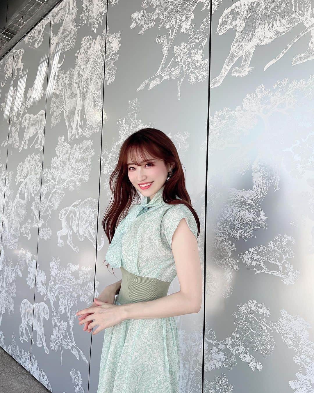 のインスタグラム：「じめじめ土曜日🫧 ・ GINZA SIXの屋上が dior柄の壁になってて可愛かった🤍 ・ ワンピは @duras_official  ウエスト細く見えてシルエットきれいなの🕊 ・ ・ ・ ・ ・ ・ ・ ・ ・ ・ #duras #duras_style #ootd #cordinate #コーディネート #夏服コーデ #夏コーデ #夏服 #dior #ginzasix #銀座six #銀座 #ワンピース #onepiece #ボウタイワンピース #きれいめコーデ #大人ガーリー #フェミニンコーデ #大人フェミニン #梅雨コーデ #梅雨 #大人フェミニンコーデ #japanesegirl」