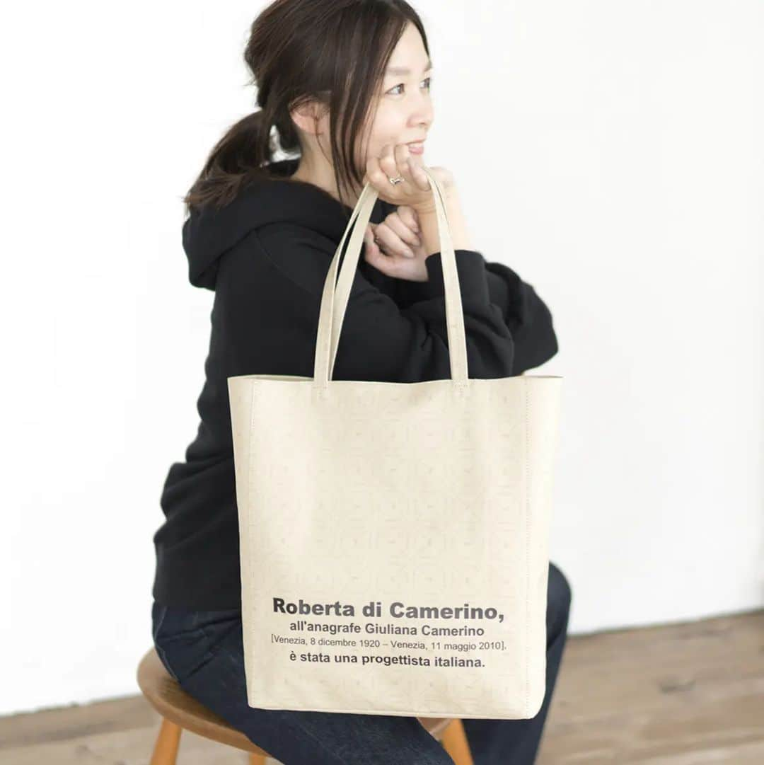 ROBERTA本店のインスタグラム：「. 梅雨にも活躍！ ROBERTAの縦型トートバッグ✨  @roberta_shop   👜トーテ ￥15,000 (税込￥16,500)  トーテはPVC素材を使用しているため 雨の日も気にせず、何といっても軽いのが魅力♪ スタッフ所持率も高いバッグです。  オンラインサイトも数が少ないので お早めにcheckください👏  オンラインサイトは、 プロフィールからタップ☝️✨  ===================== スタッフブログも更新中！ぜひご覧ください♪ >>>スタッフブログ https://studioatao-blog.jp/brand/robertadicamerino  >>>公式オンラインストアはこちらから https://robertadicamerino.jp/ ===================== #ロベルタ　#A4バッグ新調 #A4バッグ #通勤バッグ#お仕事バッグ #軽いバッグ #雨の日OK #スタジオアタオ #雨の日バッグ #pvc #pvcバッグ #トートバッグ #スタジオアタオ #縦型トート #軽量バッグ」