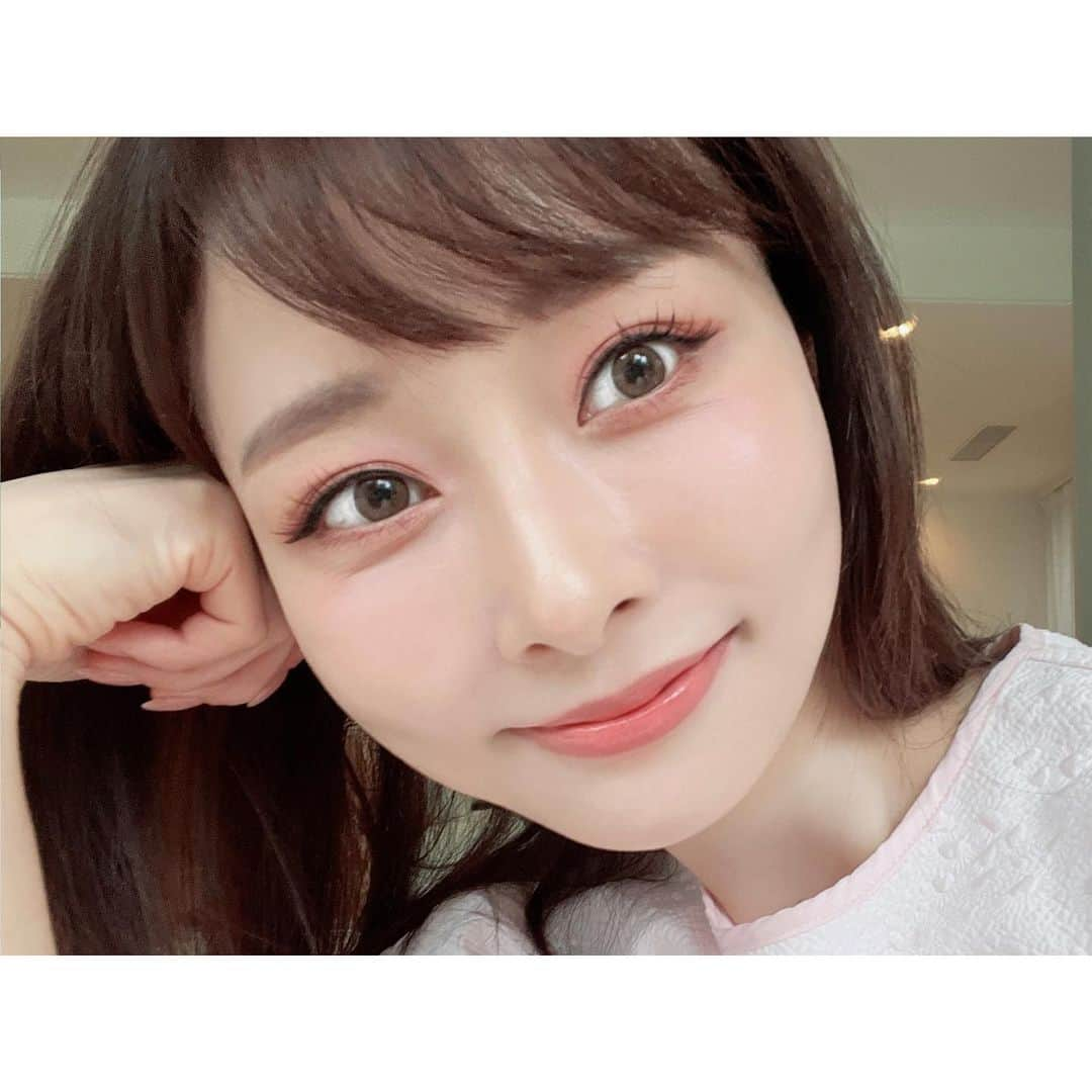 石井美保さんのインスタグラム写真 - (石井美保Instagram)「下まつ毛に1つ前にpostしたアンプリチュード @amplitudebeauty の潤みマスカラを塗ってみました。私の下まつ毛は極細なのですがなんとかなりました。ポップにならない赤みピンクだから大人の方も大丈夫！ 今日使ったメイクアイテムはAWのものたちばかりですが、今日どこかのタイミングでLIVEでご紹介しようかなと思っています。」6月18日 16時43分 - miho_ishii