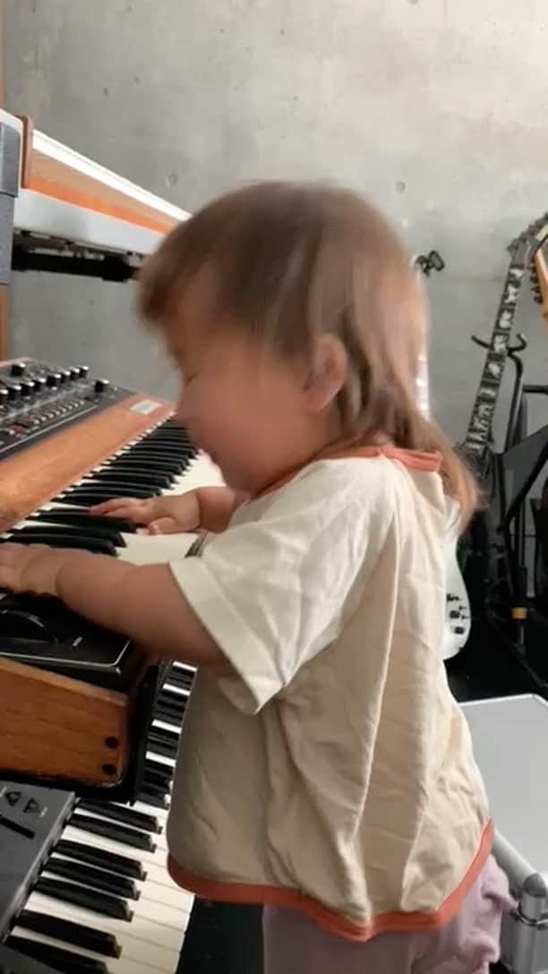 Akira Yamaokaのインスタグラム：「2歳になりました。 Can't I add more groove to the track?」