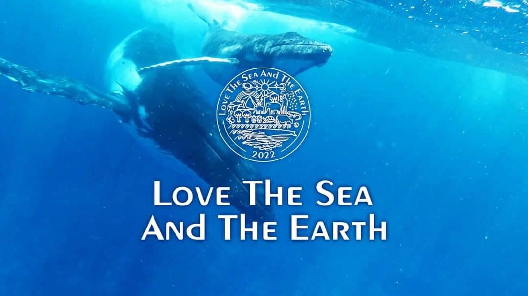 のインスタグラム：「LOVE THE SEA AND THE EARTH LIMITED EDITION   G-SHOCKとBABY-Gは「Love The Sea And The Earth」というテーマのもと、イルカ・クジラと自然の素晴らしさを伝える活動に取り組む「アイサーチ・ジャパン」とコラボレーションモデルを制作し、サポートを続けています。   今年のコラボレーションは、イルカ・クジラの吹き出すしぶきにかかる「虹」をテーマにデザイン。爽やかなホワイトをベースカラーにレインボーIPを施し、カラフルな虹を表現しています。   BOXはプラスチック素材を全て廃止し紙箱には再生紙を使用。時計の製品袋には、ポーチとしても再利用可能な綿100％の巾着袋を取り入れ、サステナブルな取り組みにもつながるプロダクトが完成しました。   Since 1994, under the theme "LOVE THE SEA AND THE EARTH," G-SHOCK and BABY-G are supporting "ICERC Japan," a group that works to promote the greatness of dolphins, whales, and nature.   The latest collaboration model is inspired from the rainbow created by the splash of whales and dolphins. Refreshing white body is accented by rainbow ion-plated bezel.    We got rid of plastic materials and instead using recycled paper for the package. The watch comes in a cotton drawstring bag which can be reused as a pouch to make it even more sustainable.   GWX-8904K-7JR (G-SHOCK) BGR-3000UK-7JR (BABY-G)   #g_shock #baby_g #gwx8904 #bgr3000 #lovetheseaandtheearth #icercjapan #watchoftheday」