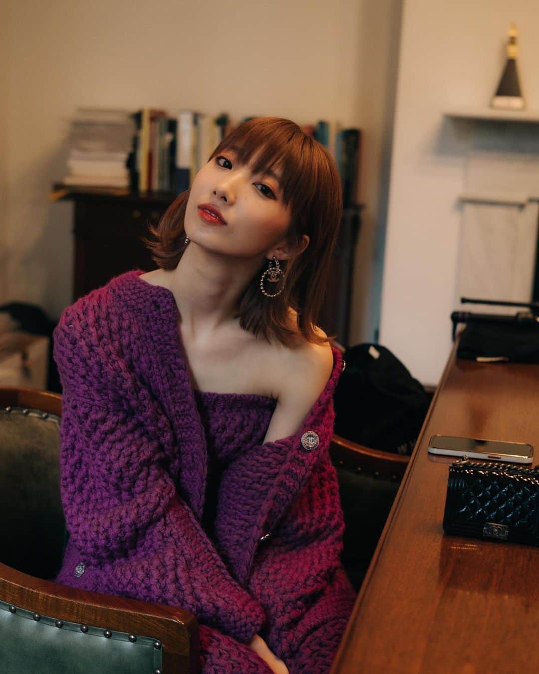 飯島望未のインスタグラム：「ガブリエル シャネル展。  自立した強い女性を求め 彼女が生きていた時代にはとてもセンセーションなスタイルとアイデアで常に女性の社会進出に貢献してきていてそれを彼女がどうファッションで表現しているかを学べました。 着て動いた時にどのように見えるかなど全てが計算され今の時代にも色褪せないデザインばかりで本当にただただ感動でした。  3枚目は富永愛さんと。 同じ人間とは思えないくらいの美しさに圧倒されました。美しい以上の言葉を誰か教えてください。 それにとても優しくて、一緒にお写真撮って頂きありがとうございました。 @ai_tominaga_official   CHANELのお洋服やコスメをもっと輝かせられるような凛とした女性に私も近づきたいと思わされた夜でした。  #CHANELexhibition  @chanelofficial」