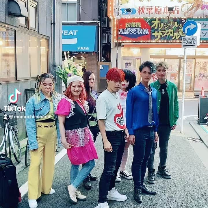 桃知みなみのインスタグラム：「いよいよ明日6/19！  池袋で初ワンマン！🌈 #AMW さんとコラボ #TikTok ！  #秋葉原 #オノデン での生放送後にみんなで撮影したもっちー！  カメラマンはお兄ちゃん💪✨  それにしても、みんな新ビジュ良すぎんもっち？？？ vt.tiktok.com/ZSdvYX2Kt/?k=1  #momochiminami #桃知みなみ #akibaTV #akihabara #bless4 スタジオ」