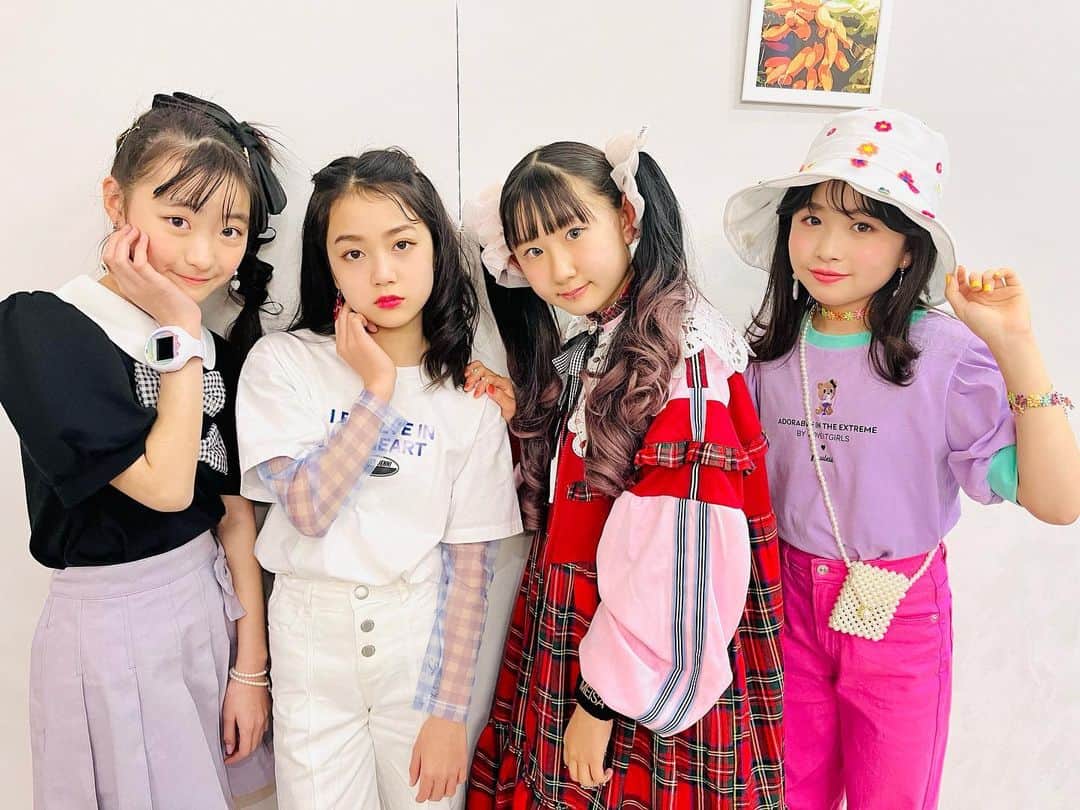 ニコ☆プチのインスタグラム：「🌟🌟🌟🌟  初代✊ニコ☆プチ #読リー の4人🥰✨  一年間ニコ☆プチ本誌やSNSで ファッションやメイクにつきて たくさん発信してくれたよ🫶🏻💖🫶🏻💖  それぞれの個性たっぷりな4人は いつもとっても輝いてました😚🌟  左から えな🎀 @enaaaaa.love  りりんご🍎 @riri_n_gogo  ⭐︎めいめい⭐︎❤️‍🔥 @memechan0213  きらら⚡️ @kirara.12.21   これからもみんなのおしゃれを追求し続けてねっ🥰✨ 一年間ありがとう💖  #読リー」