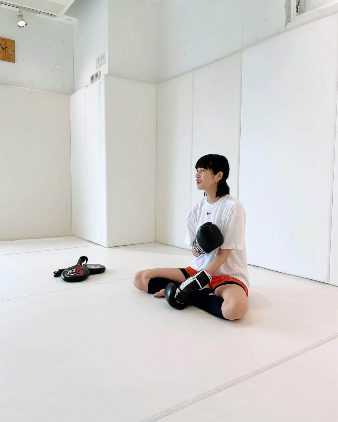 新井貴子のインスタグラム：「身体作りのスパイスにキックボクシング。  無酸素運動と有酸素運動のコンビネーションは思考を停止させる威力を秘めております、、🥊😵‍💫」