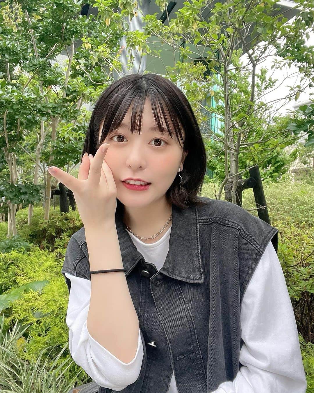 稲岡志織のインスタグラム：「ぎゃるぴ ⁡ ⁡ ⁡ #좋아요환영 #오늘의훈녀 #셀카그램 #일상룩 #일상스타그램 #단발머리 #오오티디  #お洒落さんと繋がりたい #私服 #ootd #ボブ #ボブカラー #黒髪ボブ #フィルター  ⁡」