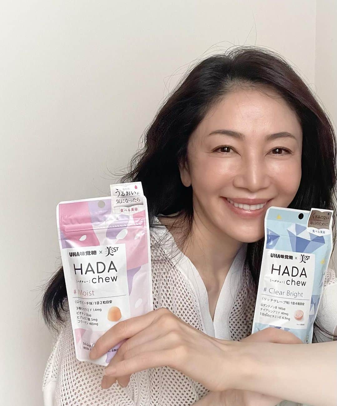 坂村かおるのインスタグラム：「＼美味しく、キレイを叶えましょう！／ #美ＳＴ　と #ＵＨＡ味覚糖　共同開発サプリが出来ました！ 美の専門家だからこそわかる、今最もほしい成分を厳選配合。 美ST編集部さん達がこだわりにこだわって 「こんなサプリメントがほしかった！」をカタチにしました。  美ST世代にとってサプリメントの美サポートはとても重要！ でも、飲むのを忘れたり、持ち歩くのに面倒だったり、そんな時水なしで美味しく食べて持ち歩けてキレイになれる❣️  なんて助かるの〜 私もこんなサプリを待ってました！☺️  UHA味覚糖 HADAchew #Moist モイスト　14日分（28粒）【グミタイプ】  セラミドは肌に多く存在し、水分を抱え込んで逃がさない潤い成分。 年齢とともに減少するため、体外からの補給が重要！３種のセラミドの他、美容業界でも注目されるビオチン、さらにはヒアルロン酸、コラーゲンも配合！ 弾力性のあるグミで、噛む美容＋小腹が空いたときにも◎。  ⭐️うるおいあふれる毎日のために。 ぷにぷに食感　コラーゲングミタイプ 【１日２粒目安】  UHA味覚糖 HADAchew　#ClearBright  クリアブライト　14日分（56粒）【タブレットタイプ】  フルーツの女王と呼ばれるマンゴスチンから抽出されるロダンテノンBは、くすみに着目したエイジングケア成分。 １日あたり160μgのロダンテノンBの他、日差しが気になる季節に嬉しいナイアシンアミド配合。さらに１日分のビタミンEも。 お口の中でスーッと溶ける新感覚のチュアブルサプリ。  ⭐️くすみのない毎日のために。 スーッと溶ける　タブレットタイプ 【１日４粒目安】  購入は私のストーリーから飛べます！  ✴️光文社通販サイト「kokode.jp」 ✴️UHA味覚糖 楽天市場 にて販売しています！  @uha_mikakuto @uha_mikakuto_hb @be_story_official   いつも「いいね！」を頂きありがとうございます。 皆さんのコメントに元気を貰っています😊  #クィーンオブ美魔女 #team美魔女 #美ST #坂村かおる #UHA味覚糖 #グミサプリ #美容サプリ #美容 #共同開発 #ハダチュー #HADAchew #インナーケア #美容好きね人と繋がりたい #コスメ好きな人と繋がりたい #美意識高い人と繋がりたい #美魔女 #美魔女が変わる #アップデートしてる人と繋がりたい #自分らしくアップデート #サプリメント選び方」