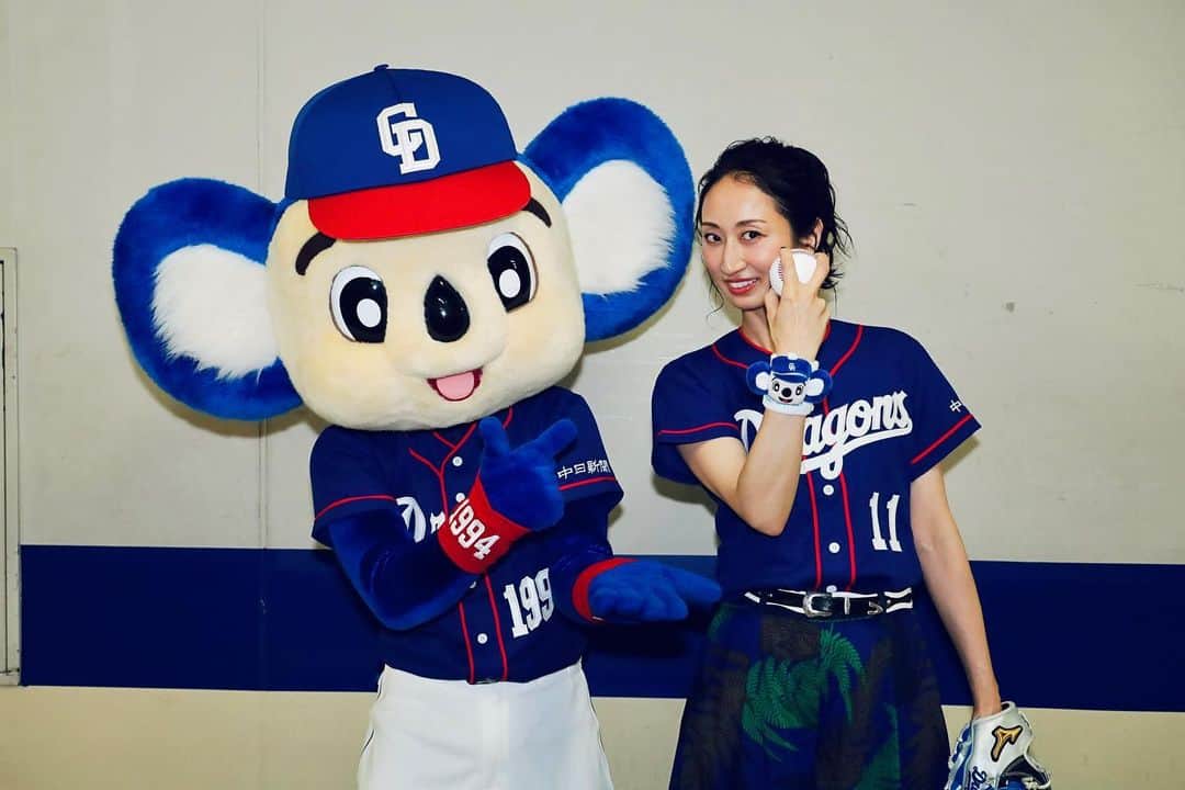 Ms.OOJAのインスタグラム：「withドアラ @doalaofficial  動きがチャラくて可愛かった😆  背番号はデビュー11周年の11番  #msooja #始球式 #ドラゴンズ　#中日ドラゴンズ #ジャイアンツ　#巨人戦　#ジャイアンツ　#ドアラ」