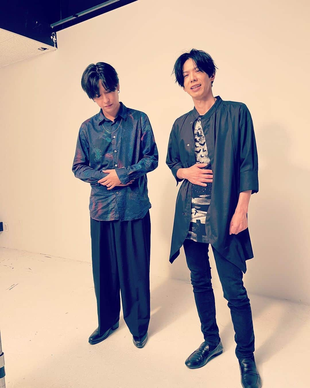 WANDSさんのインスタグラム写真 - (WANDSInstagram)「久々の撮影でした！ お腹空いた2人です。  #WANDS #第5期 #上原大史 #柴崎浩 #木村真也 #更新でお待たせしました #この後ドーナツ食べました #きっと足りてない」6月18日 19時16分 - wands_official