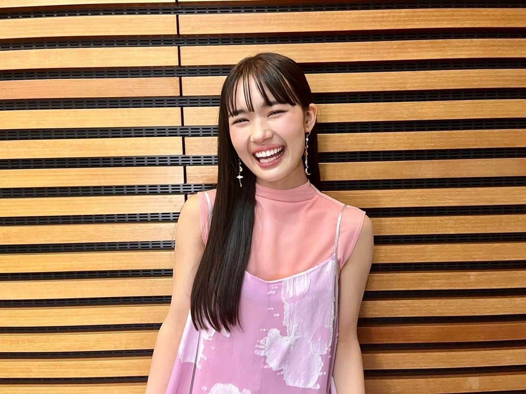 新井舞良のインスタグラム：「お知らせです！6/21(火)20:00〜「踊る!さんま御殿‼︎」に出演します🌸  あ〜楽しかったな。めちゃ緊張したのですが、あまりに楽しかったので、収録直後、満面の笑みを浮かべてます！  ぜひぜひ見てね〜！！👀 #さんま御殿」