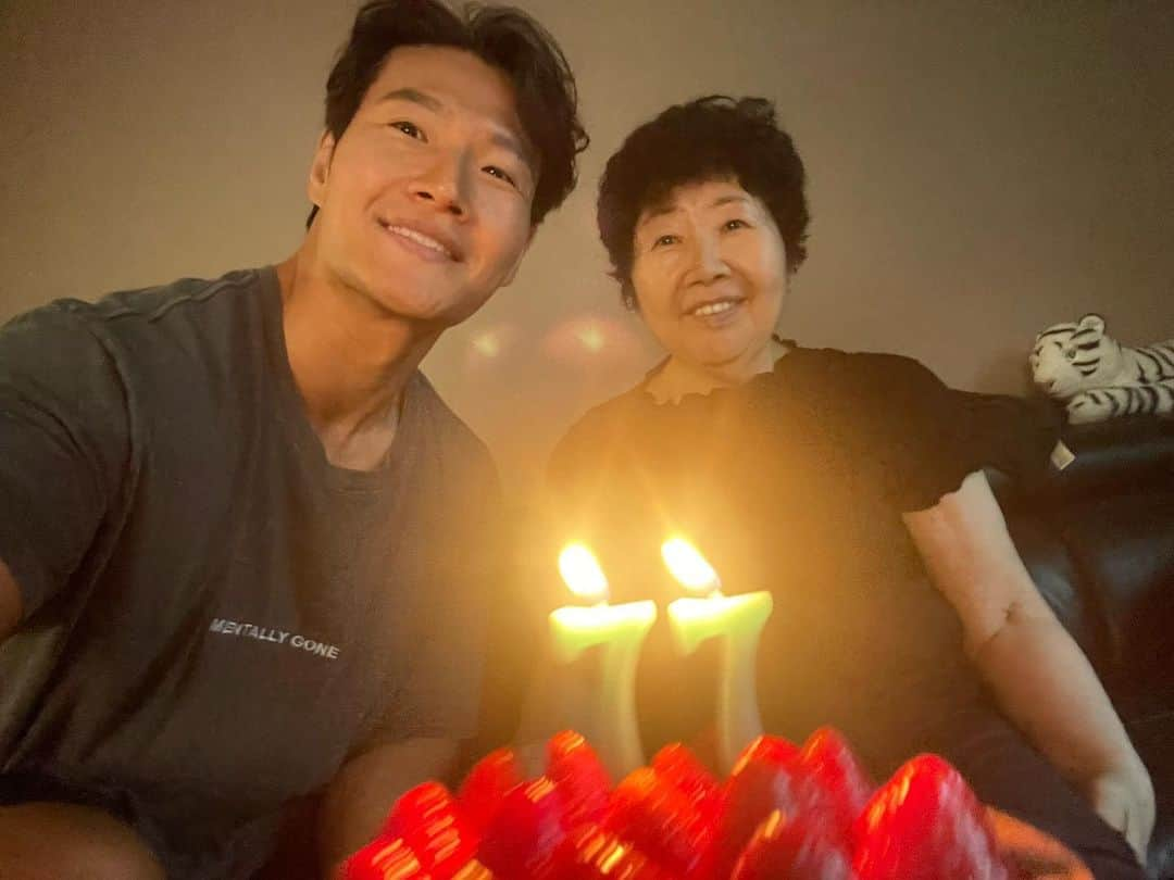 キム・ジョングクのインスタグラム：「#엄니 #생신축하드려요 #늘건강하세요#HBD #77살최고미인 #ㅋㅋㅋ #조혜선여사님」