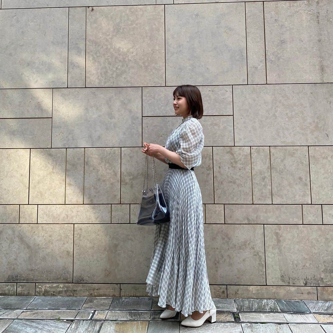 のインスタグラム：「普段オンライン授業やとメイクも洋服も適当になってしまうから、お出かけの時くらいはスカートとかヒールとか履こ〜🫶(靴擦れしたけど〜)  今年買った @lily_brown_official のセットアップがお気に入り☺️  あと、やっとストレンジャーシングス見始めて大ハマり中…！猛スピードで見まくってます、、、🫠  #セットアップ #骨格ウェーブ  #lilybrown」