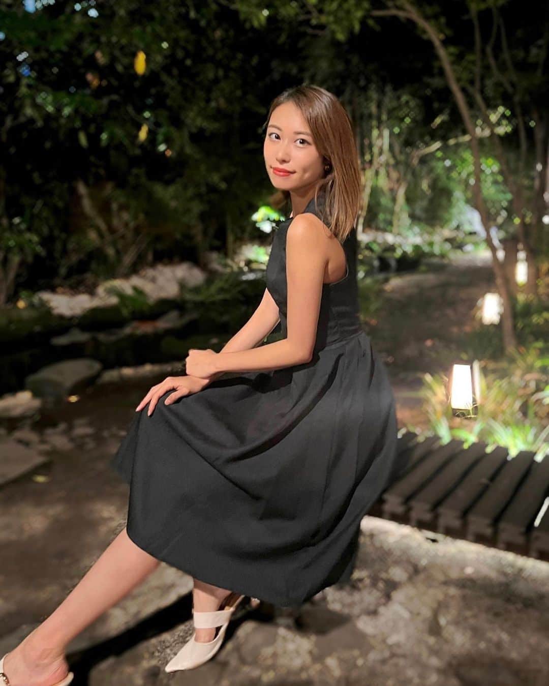 澤井玲未のインスタグラム：「黒ワンピース🖤 庭園に川が流れてて雰囲気良きでした🎋」