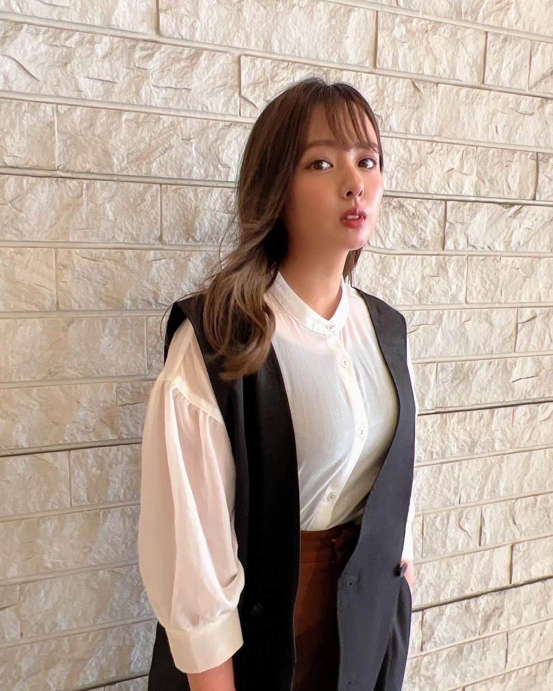 のインスタグラム：「今日は少しカジュアルに落ちついた色でまとめてみました🍃  コットンリネン素材のジャンパースカートをワンピース風にして中にパンツはいてカジュアルに☺️♡ちなみに前あけてジレ風も可愛い🫶  コットンリネン素材は真夏も着れちゃうから好きな素材です〜✨とてもナチュラルな印象！  ちなみに私はMサイズのブラックにしたけど、 明るい色も可愛くて悩んだ😌♥️  @classicalelf_official #クラシカルエルフ #classicalelf #エルフコーデ #タイアップ #uniqlo #gu #zara #ユニクロ #ジーユー #ザラ #ジャンスカ #ジャンパースカート #ロングジレ #コットンリネン #夏コーデ #大人コーデ #今日の服」