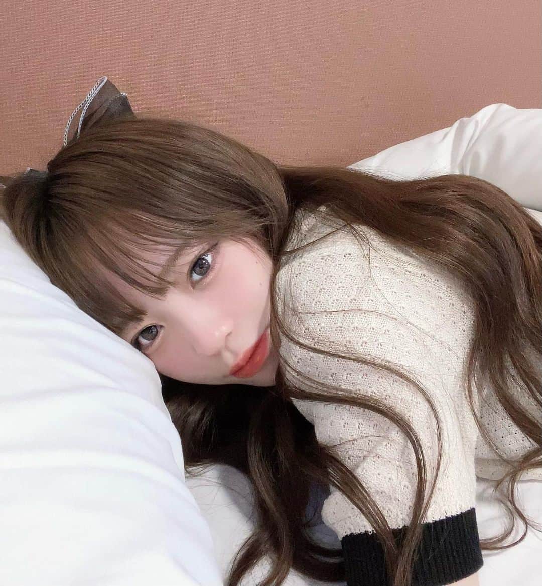KissBeeのインスタグラム：「一緒に寝よぉ〜？」
