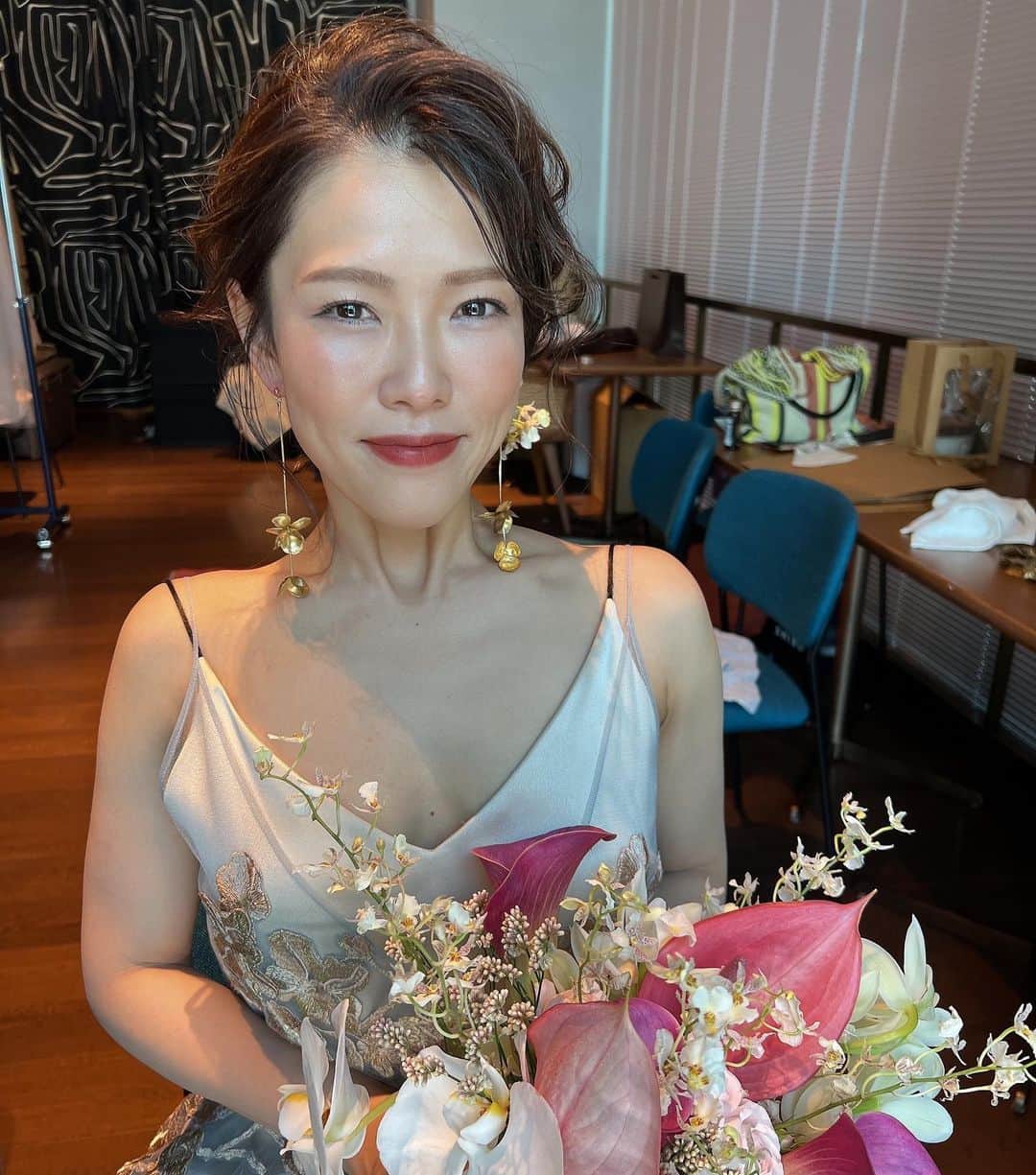 服部由紀子のインスタグラム：「逆戻しの投稿の３スタイル。  どれも可愛くて、  この日の歓声の大きさといったら…♡  私も嬉しかったです。  実は、数週間に控えた結婚式。  ドレスのチェンジを、提案したのは、私からでした。  2着のドレスが、遠くから見たら同じディティールに近く、 男性やご年配の方からみたら、 少し似てしまうように見えてしまう…。  伝えるのも勇気がとてもいりました。  だって、花嫁にとって時間をかけて選んだ1着だから。  それでも、伝えて 納得してもらって、 ちゃんと選んだドレスで一生に一回のこの日挑んで欲しかったから。  結果、大歓声と、えみさんの『本当にこのドレスでよかった！間違いなかった！』 という確信の気持ち。  えみさん、ファッションと、ウェデング、そして自分らしさを存分に楽しんでくださって良かったです！  何よりも、信じてくれてありがとうございます。  おめでとうございます💕💕  ーーーーーーーーーーーーーーーーーー  #プレ花嫁#東京花嫁#前撮り#ホテルウェディング#出張ヘアメイク#和装ヘア#ヘアメイク#白無垢ヘア#ホテルウェディング#ウェディングブーケ#ウェディングブーケ#ブーケ#東京前撮り#丸の内前撮り #大人ウェディング  #前撮りヘアメイク」