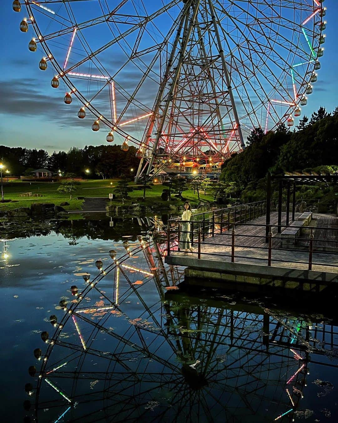 橋本真帆のインスタグラム：「♡ . . 水に映った観覧車とっても綺麗🎡 はやく梅雨明けるといいなぁ、、☔️ . . 今日も深夜1:30〜MBSラジオにて #オレたちごちゃまぜっ です✨ 深夜のラジオもだいぶ慣れてきたなぁ！ 今日もみなさんぜひ夜更かししましょう😘 . . . #夜景 #観覧車 #ポートレート #幻想的な風景  #ゴチャ14 #ラジオ」