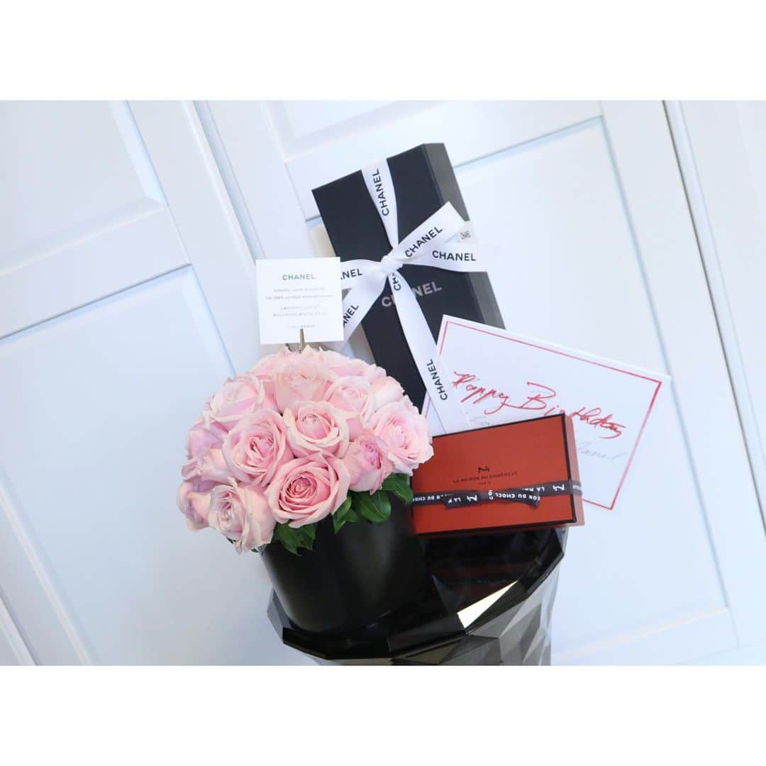 おまみのインスタグラム：「＊ 2021 CHANEL BIRTHDAY GIFT 。🎁  2021 @chanelofficial からのバースデーギフトはお花とワインとチョコでした 。🎁  お酒は飲めないので両親に渡した 。😂  #chanel #gift #present #birthday #birthdaygift #birthdaypresent #シャネル #バースデー #バースデーギフト #バースデープレゼント #プレゼント #ギフト #誕生日プレゼント #誕生日ギフト」