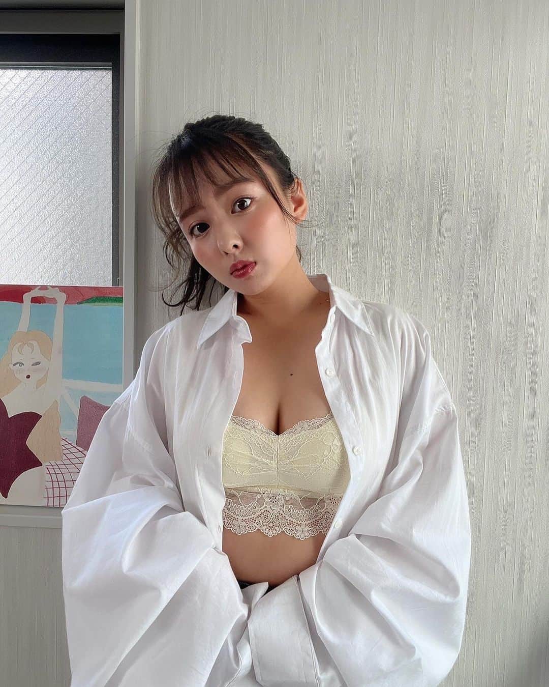 のインスタグラム：「ラクシアのナイトブラ☺️🫶  フラワーレースを贅沢に使用したエレガントなデザインで可愛いんです🌼 ホールド力が高いので寝ているときだけじゃなくて休日のリラックスブラとしても使える🫣  触り心地が軽やかで着心地よくって早速お気に入りです...☺️！！ ナイトブラみんなは使ったことあるのかな...？  カラーバリエーションもいっぱいあるし、レースが可愛いから肩とかちょっと見せても可愛いな〜☺️♥︎  #ナイトブラ#キャミソール#ブラトップ#かわいい#女子力#春コーデ#女子力アップ#ルームウエア#ルームウェア女子#バストケア#部屋着#パジャマ#ナイトウェア#ブラジャー#ツーハッチジョシ#tu_haccipic#タイアップ」