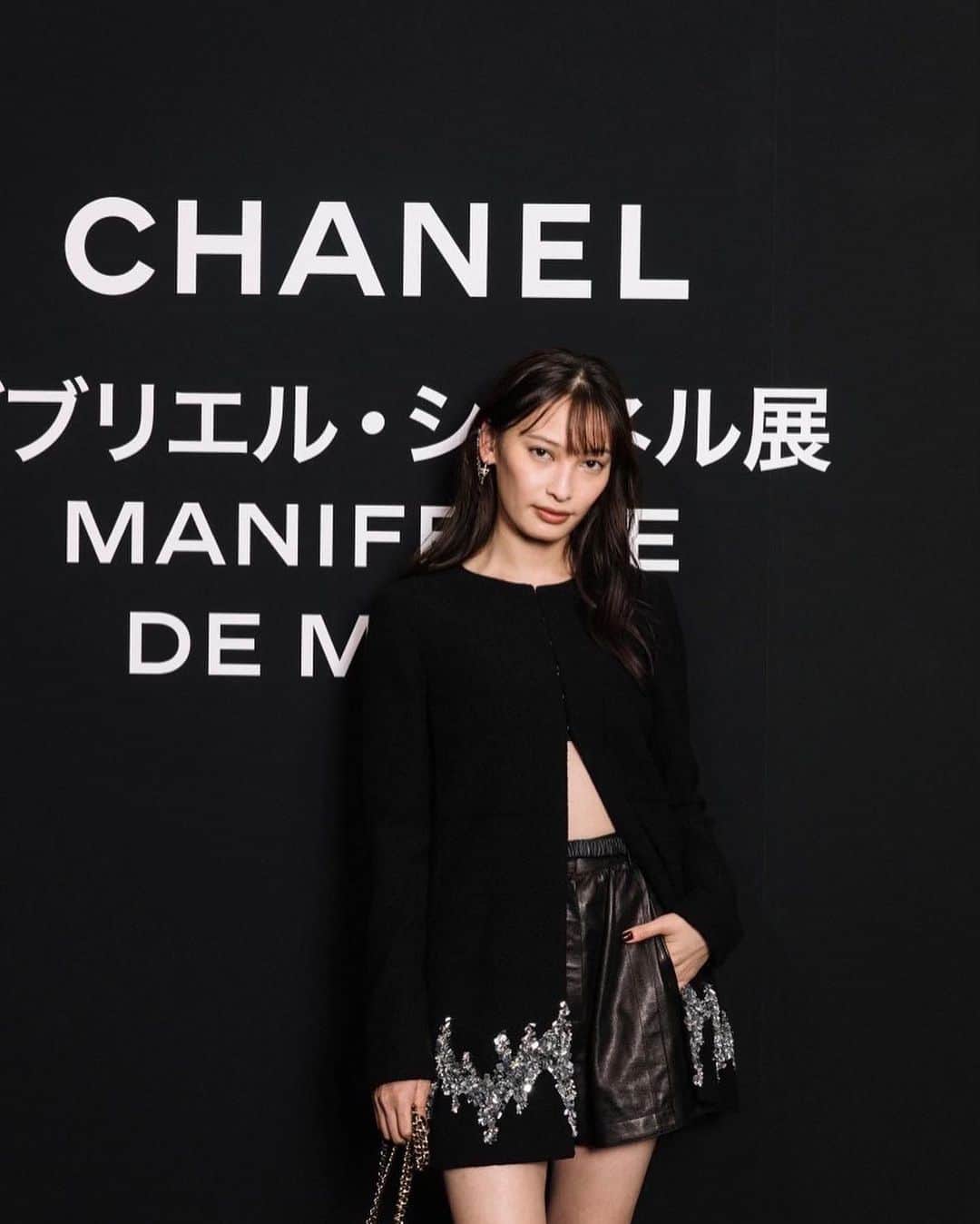 大政絢のインスタグラム：「ガブリエル・シャネル展 FASHION MANIFESTE DE MODE  🖤🖤🖤  6/18 本日から 三菱一号館美術館にて  #CHANEL #CHANELExibitions」