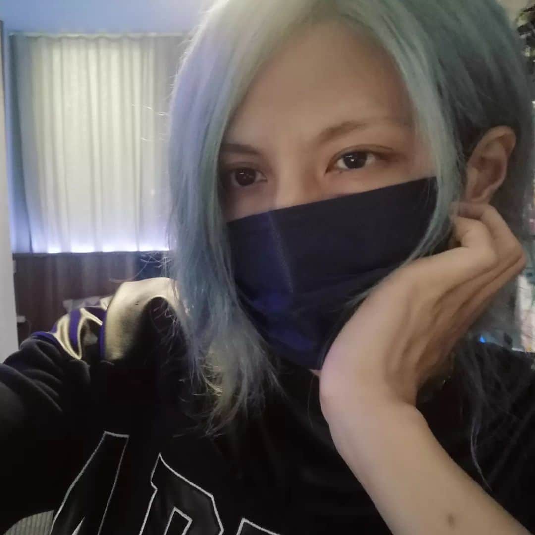 S!N（シン）のインスタグラム：「こっちみてよ」
