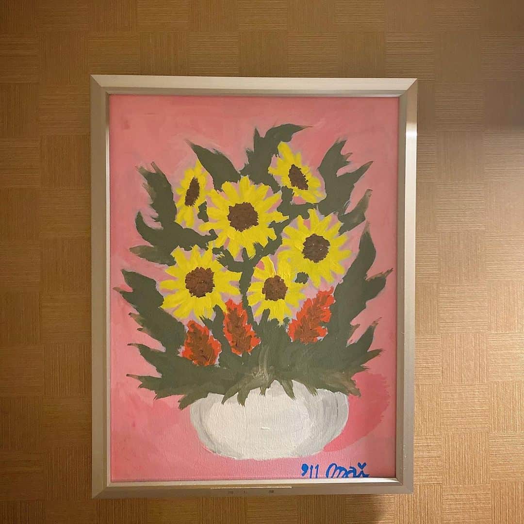 のインスタグラム：「🎨 ⁡ ⁡ たくさんの温かいコメント、ありがとうございます☺︎ こうして新曲を発売させていただけるのも、日頃から応援してくださる皆さんのおかげです😌 本当にありがとうございます…♪ ⁡ 写真はお部屋にある、中学生の頃に授業で描いた向日葵のイラストです🌻 (右下のサインにじわじわ…！) ⁡ ⁡ #HKT48 #向日葵の水彩画 #おそらくこちらはアクリル画 #通知表どうしても5が欲しくて #当時お姉ちゃんたちにも手伝ってもらっていた記憶 #美術の先生ごめんなさい 🫠」
