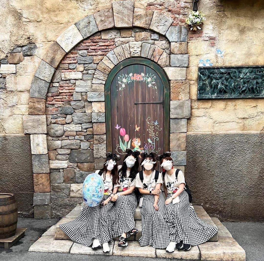 Hanaのインスタグラム：「10年以上振りに 大人だけでディズニーシーへ𓆜𓇼𓈒  @chiachi1010  @nodokajump  @erynnico   映える写真を撮るために 奮闘するアメブロメンバーですが 近くにいた方に頼んだ写真が 結果、一番映えてました🥹✨  撮り上手な方は存在します🥹  大人だけディズニーは 初めて乗るアトラクションに大興奮✨  楽しかったです🧸✨」