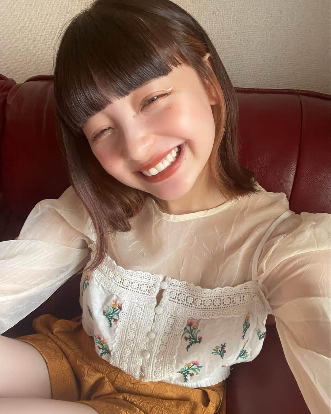 のインスタグラム：「. 最近笑った写真無かったから全力で笑った🏵  髪の毛切ってカラーはオレンジぽくしたょ！！ すこーしイメチェン！🦊」