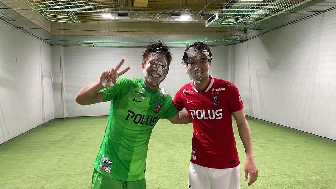 岩波拓也のインスタグラム：「たくさんのメッセージ ありがとうございます。  28歳もサッカーを 楽しんで頑張りたいと思います。  @shusaku_nishikawa  周ちゃんと迎える 5年目の誕生日。  無失点で勝てて お互いいい一年に👍👍」