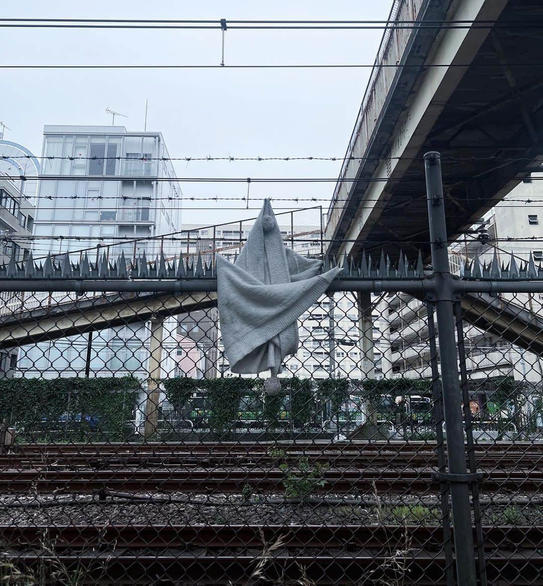 白釈迦遺さんのインスタグラム写真 - (白釈迦遺Instagram)「. 線路で見つけた謎の布。  怖い。」6月18日 23時06分 - shaka_yui