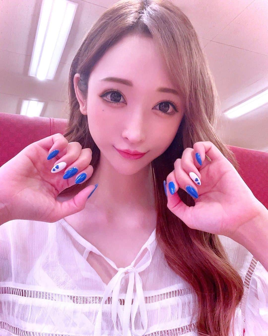 のインスタグラム：「#👁#🤍#💙 #おめめ パチクリ👁👁  【 @ac_eyelash_raft 】で #マツエク つけてもらいました💖 デザインはいつもなりたい雰囲気を伝えて お任せstyle🤗✨ (最近はナチュラルめに安定して居ます☺️) 詳細は⬆️サロンのDMへお問い合わせしてね😉 #Love #happy #両手ますかけ線  #咲beauty💋」