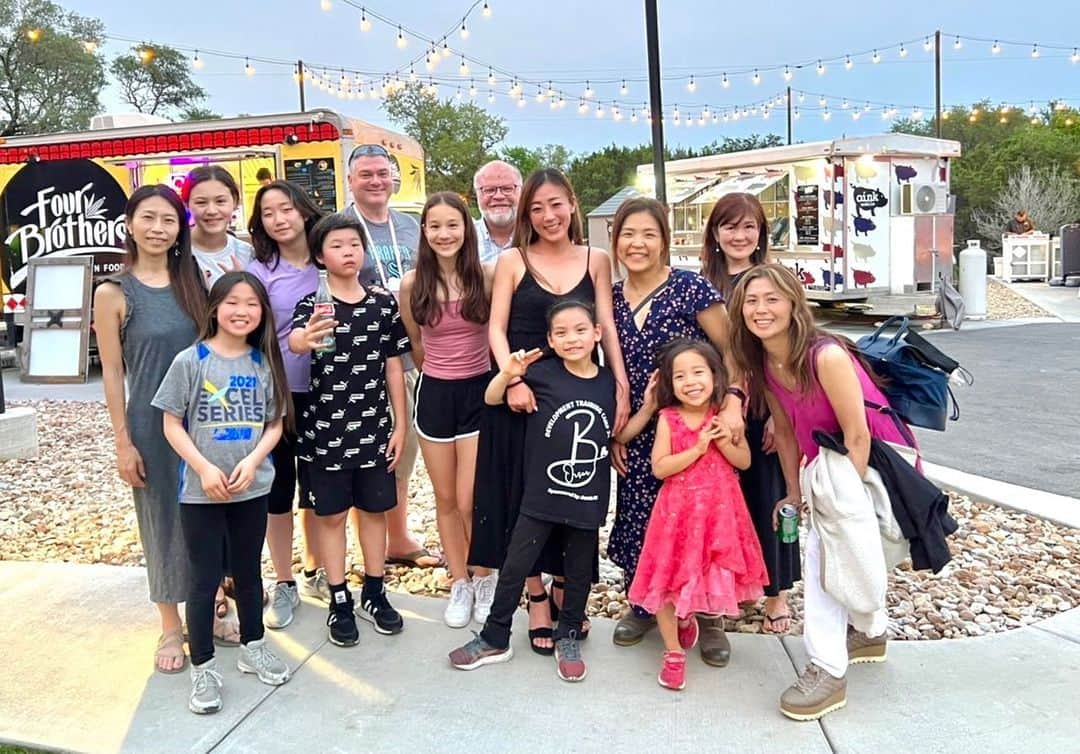 村主章枝さんのインスタグラム写真 - (村主章枝Instagram)「Dinner with my skaters at Austin. I go to Austin every month to teach my skater. I didn't know that Texas is famous for food track.  生徒たちとご飯。月に一度、指導のため、テキサス州のオースティンに行っています。テキサスがフードトラックで有名と、初めて知りました😳😳😳 #texmex  #foodtruck  #austintexas」6月18日 23時28分 - fumie.suguri