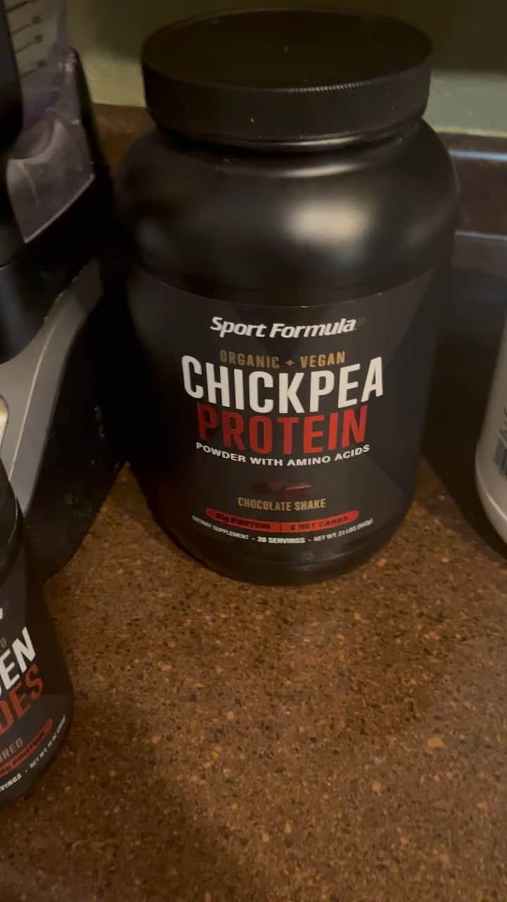 のインスタグラム：「My little secret recipe of Protein Pancakes 🥞💪💪. The protein I use is Chickpea Protein from @sportformula99 @sport.formula.99 AMAZING product. All of this is gluten free, cold pressed, and vegan if that’s what your aiming for. These pancakes are amazing, seriously…..I actually brought these pancakes to Ishizawa San “Kendo Kashin” when he was in Orlando. He really really  Liked them, so that means they must be good! 😜😋👽🎭 You get your protein, good fats, and carbohydrates in one bundle. I sometime put them into a ziplock bag when traveling for quick protein, carbs and fats. Give this a try! Ganbatte! 🇯🇵🥞👍💪💪 2 scoops protein powder 1/2 cup almond milk 🥛  1/2-1 cup rolled oats  1 banana 🍌  1 teaspoon gluten free baking powder  5-6 egg whites + 1 whole egg」