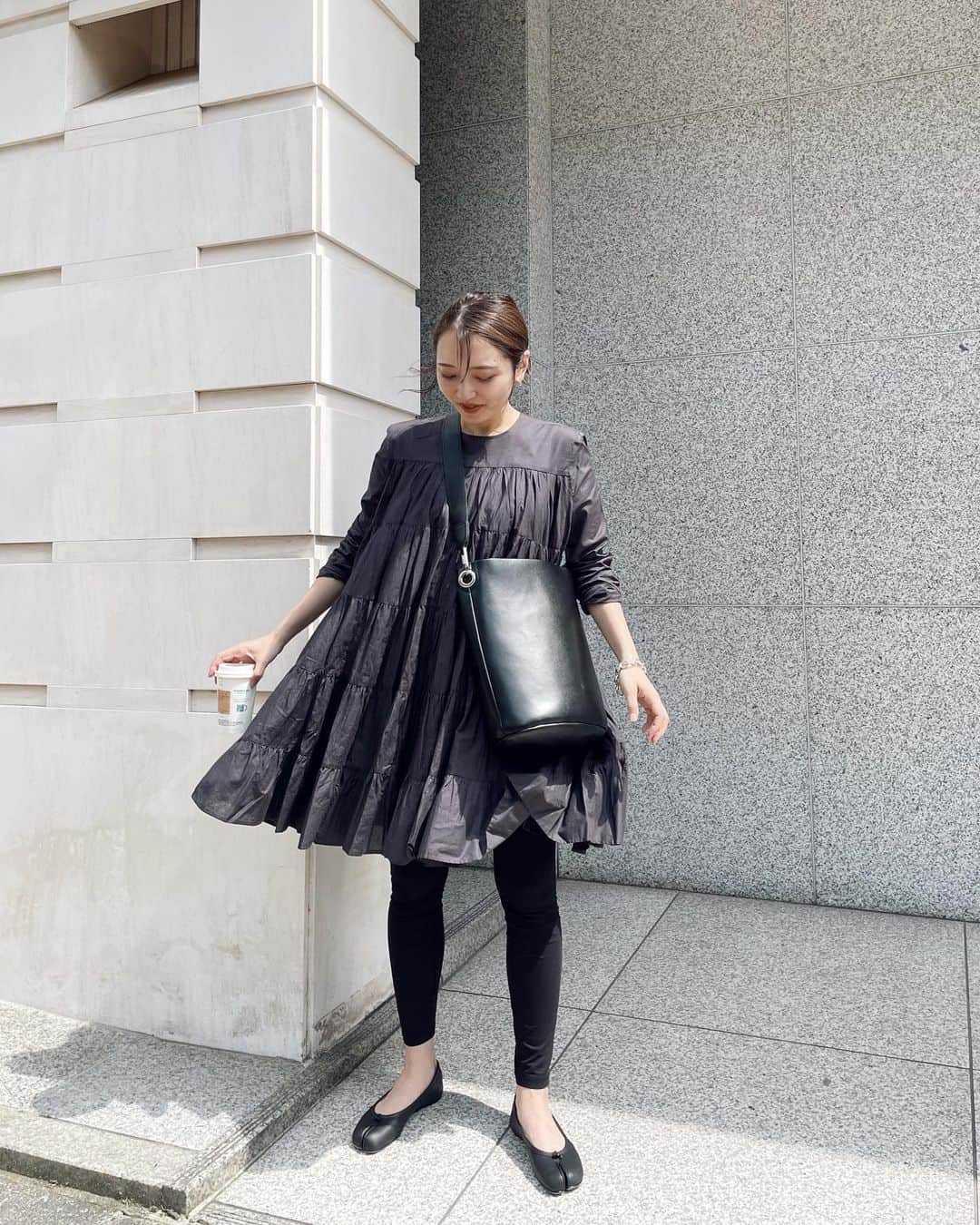 かんだまのインスタグラム：「この春買ってよかったものベスト5  ・タビバレエ @maisonmargiela  ・黒のシンプルワンピ @h_beautyandyouth  ・ジャケット @marw_unitedarrows_official  ・レギンス @hm  ・レインブーツ @mackintoshofficial   本日はちびだまアイテムに物欲当ててきます🫡  #だま服 #モノトーン #春夏コーデ #30代ファッション #マタニティコーデ」