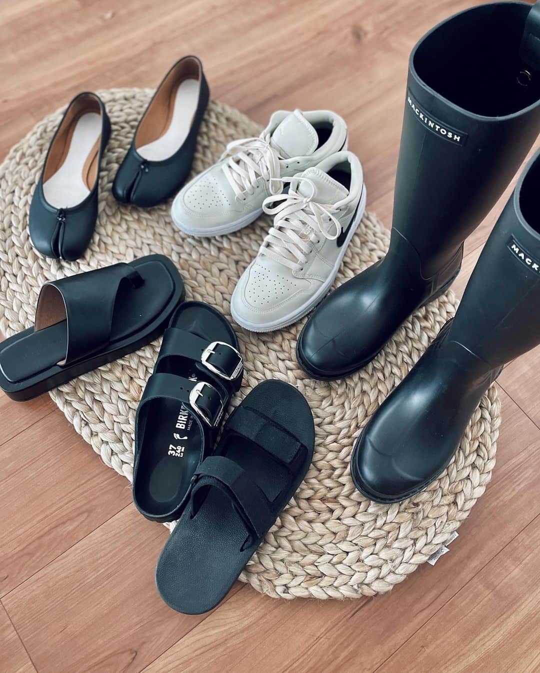 かんだまのインスタグラム：「新入りスタメン2022春夏☺︎  #UNIQLO #mackintosh #birkenstock #unitedarrows #beautyandyouth #maisonmargiela #マルジェラ足袋 #nike #airjordan #レインブーツ」
