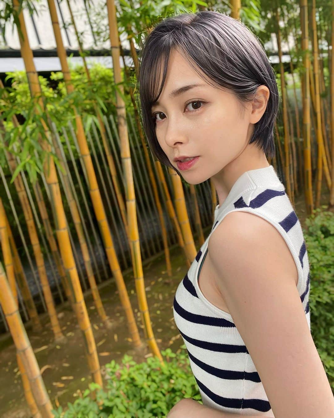 黒澤詩音のインスタグラム：「今週も各番組ご視聴ありがとうございました🌼  プールでまた運動して筋肉が…。  #haircolor  @startokyo_  @yoshihara69jun   #newhair #hairstyle #アナウンサー　 #透明感カラー #ショートヘア #ショート女子 #ダブルカラー #단발머리 狙ってないけど偶然 #贔屓とお揃い #柚香光 ちゃん。笑 #ブルーカラー #ブルーヘア #ブルーブラック  #ブルージュ」