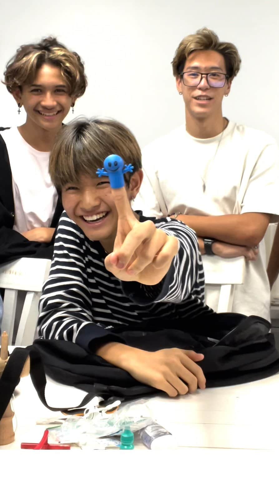 高澤笑大郎のインスタグラム：「Oops! No Scribble-taro on the app this week, but we DO have a peek inside @xr_shotaro’s bag! He has some stuff that the rest of us don’t 😆 To see the whole video (and the rest of our bags), head over to our app!   https://crossingrain.fan.direct」
